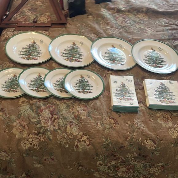 8 Spode Christmas tree dinner & 8 salad plates, 40 dinner & 20 guest towels - Picture 2 of 9